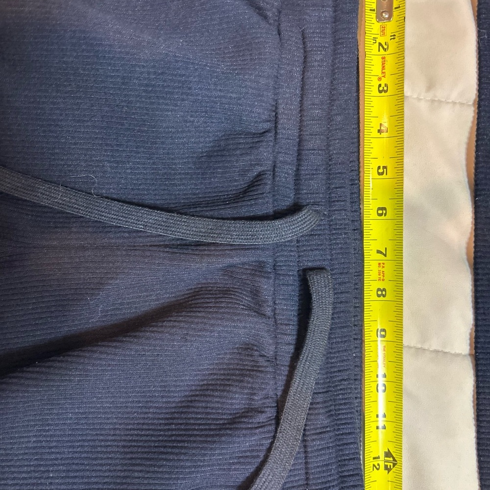 ALO - Matching set: Cropped hoodie and shorts with 3 inch inseam - Picture 7 of 9